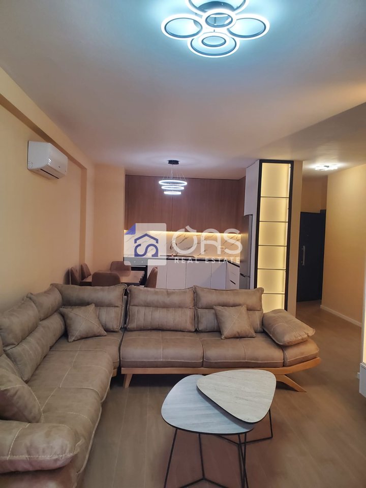 Jepet me qira 2+1+2+post parkimi tek Liqeni i thate