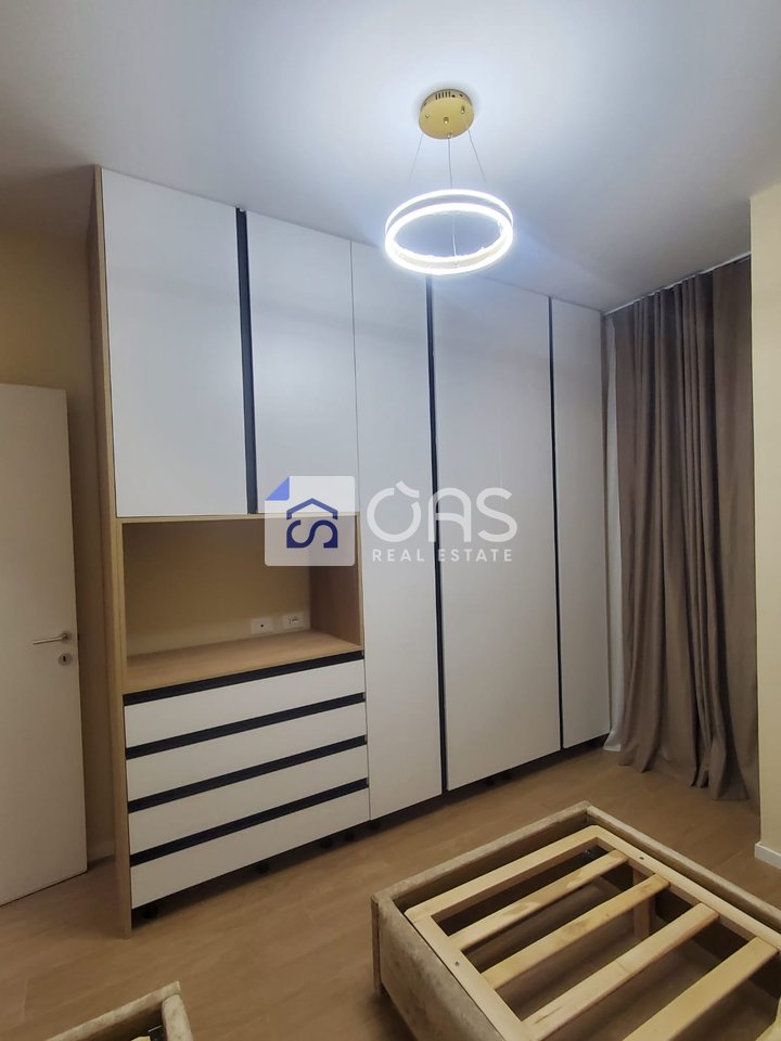 Jepet me qira 2+1+2+post parkimi tek Liqeni i thate