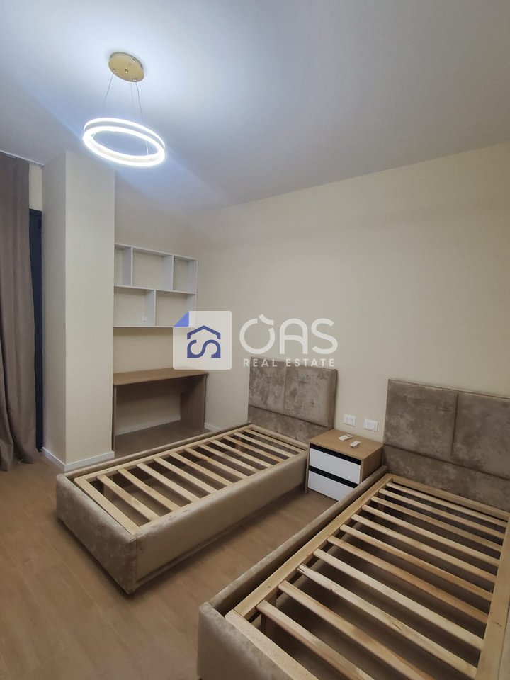 Jepet me qira 2+1+2+post parkimi tek Liqeni i thate