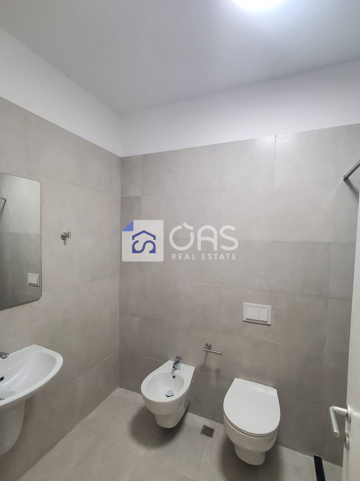 Jepet me qira 2+1+2+post parkimi tek Liqeni i thate