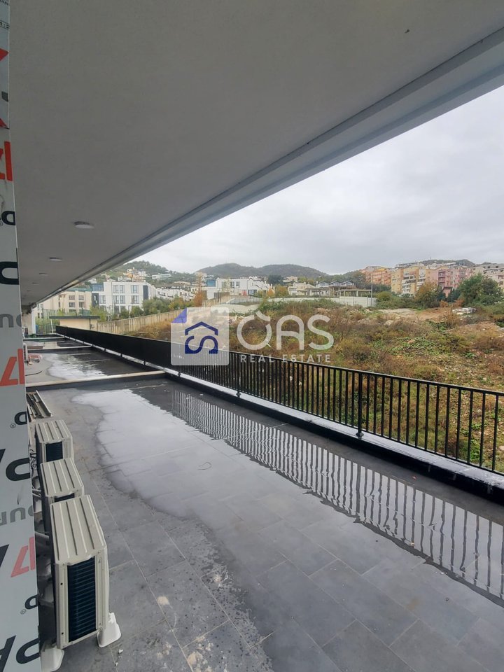 Jepet me qira 2+1+2+post parkimi tek Liqeni i thate