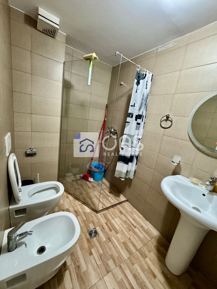 Jepet me qera apartament 1+1 tek Komuna Parisit