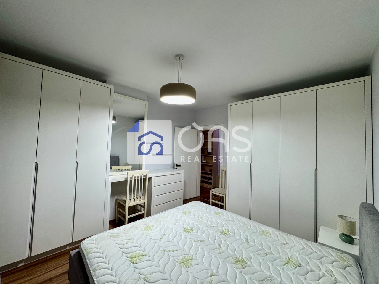 Jepet me qera apartament 1+1 tek Komuna Parisit