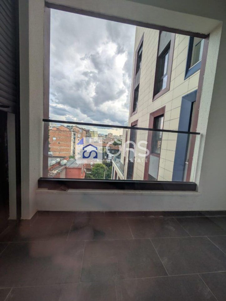 Jepet me qera apartament 2+1 tek Komuna Parisit