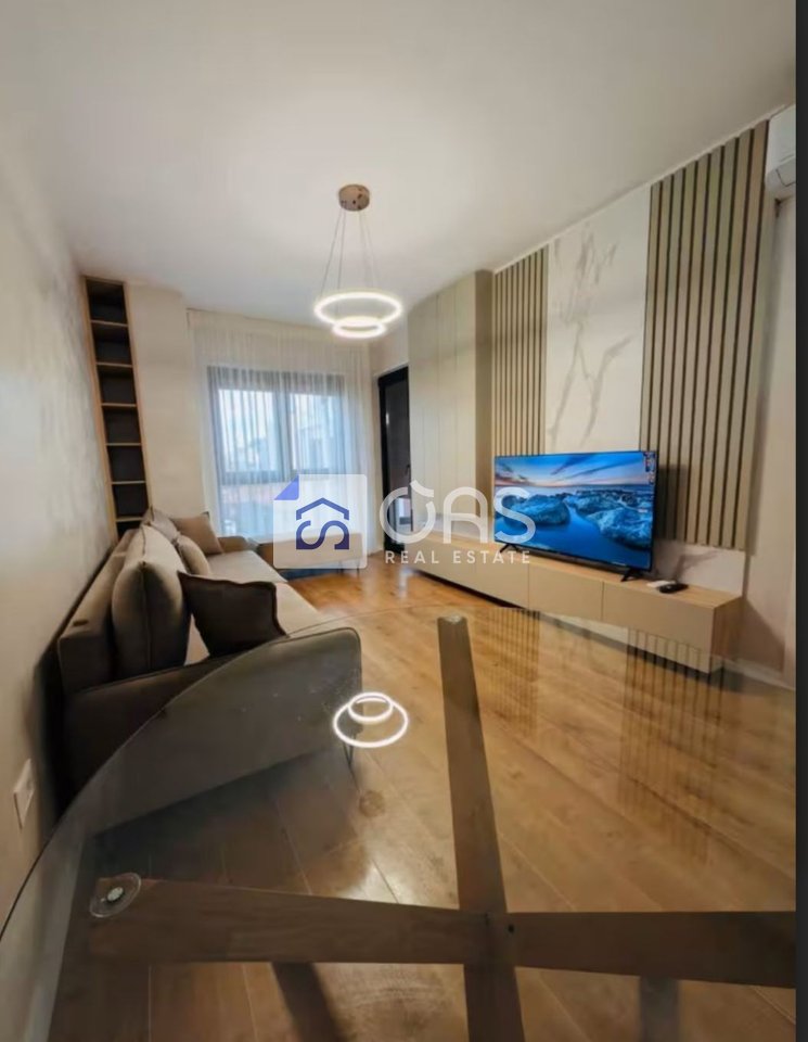 Jepet me qera apartament 2+1 tek Komuna Parisit