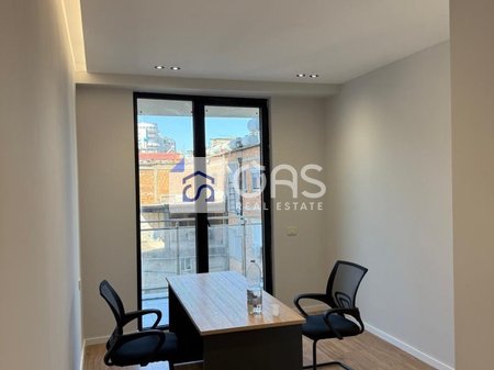 Jepet ambient me qera tek Mine Peza