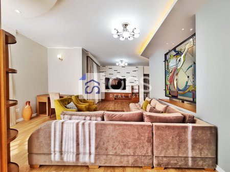 A 4+1+2 apartment is for rent near Komuna Parisit.