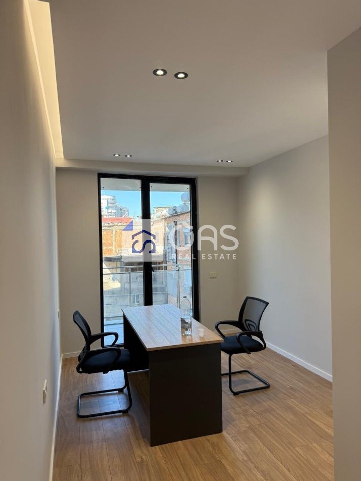 Jepet ambient me qera tek Mine Peza