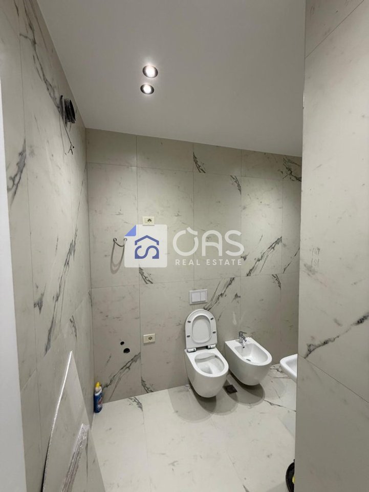 Jepet ambient me qera tek Mine Peza