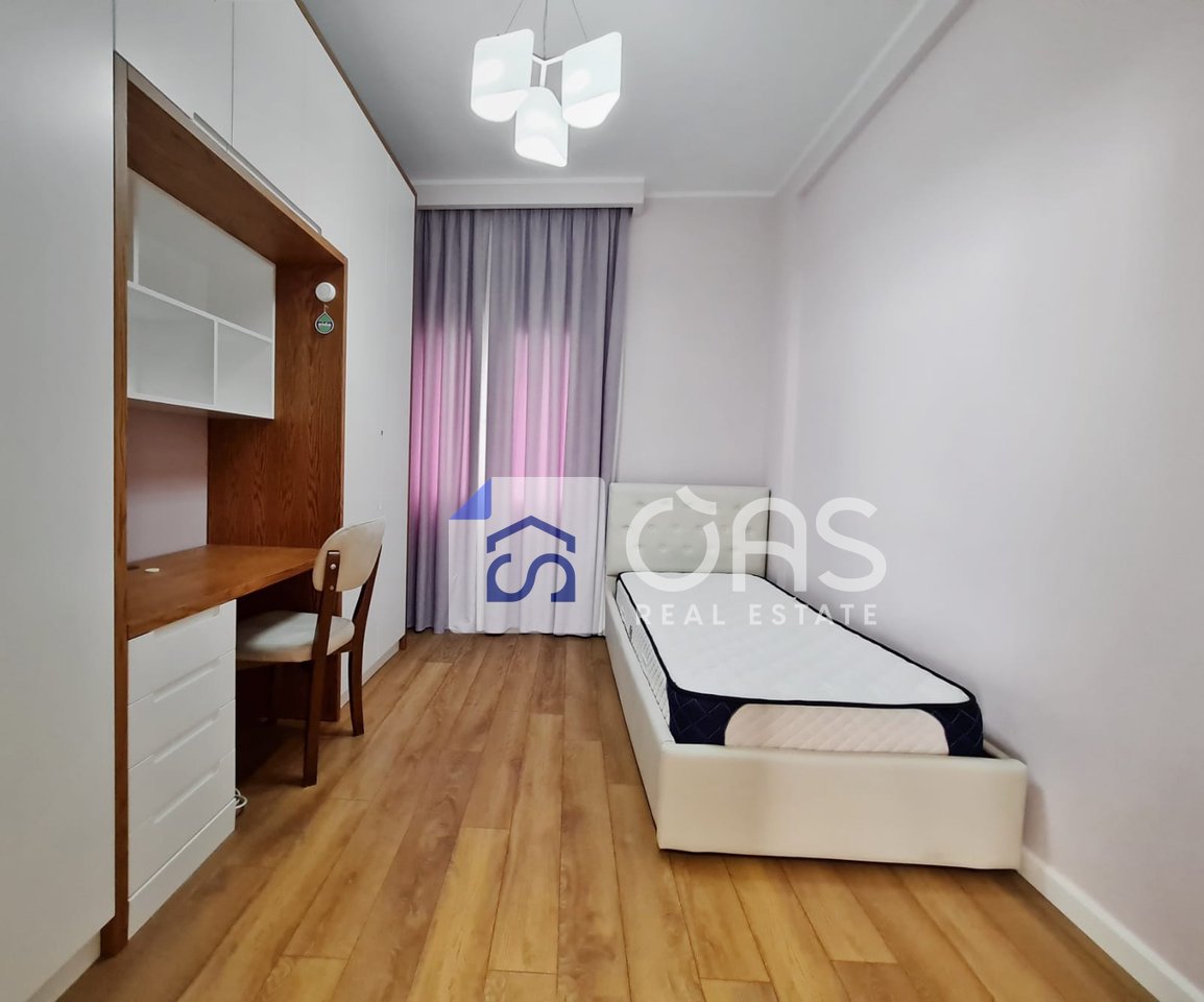 Jepet me qera apartament 4+1+2 tek Komuna Parisit