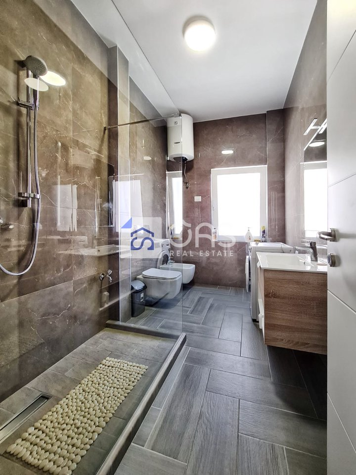 Jepet me qera apartament 4+1+2 tek Komuna Parisit