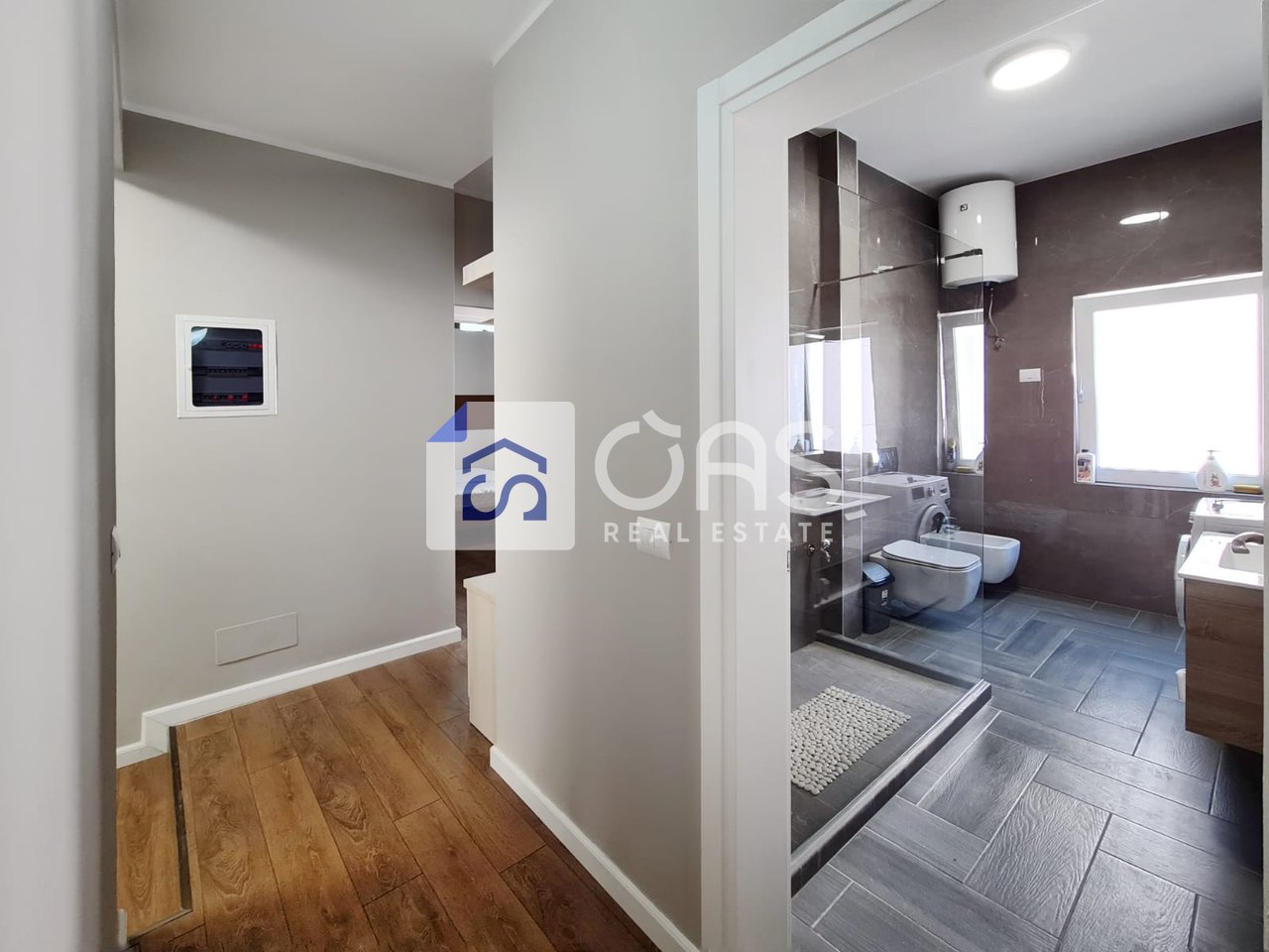 Jepet me qera apartament 4+1+2 tek Komuna Parisit