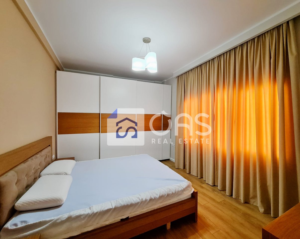 Jepet me qera apartament 4+1+2 tek Komuna Parisit