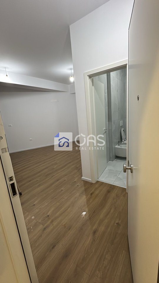Ambient Komercial 1+1 Me Qira tek Ali Demi, Tiranë - 300€ | 55 m²
