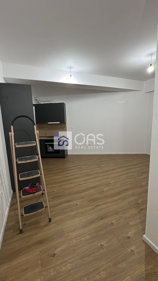 Ambient Komercial 1+1 Me Qira tek Ali Demi, Tiranë - 300€ | 55 m²