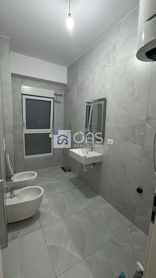 Ambient Komercial 1+1 Me Qira tek Ali Demi, Tiranë - 300€ | 55 m²