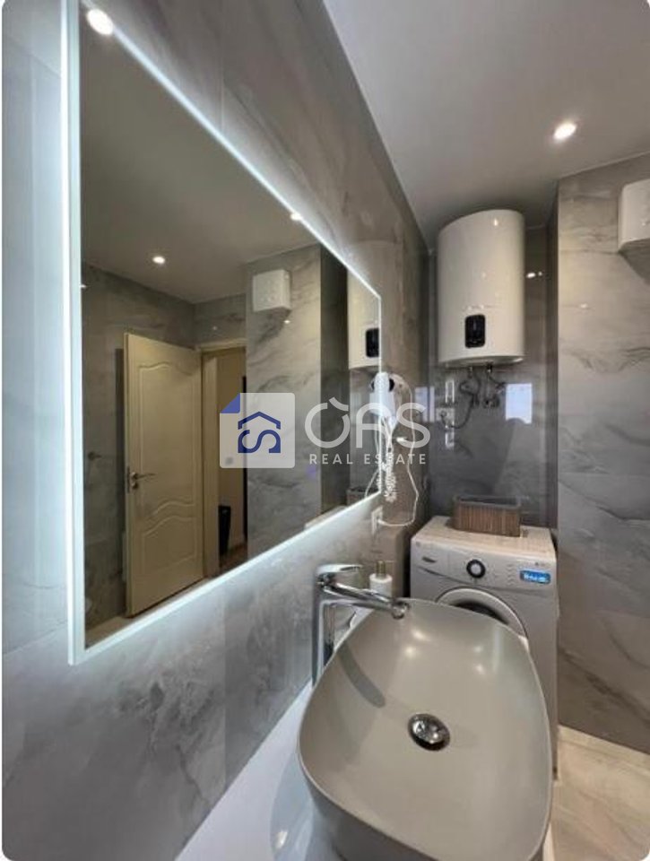 Apartament 1+1 Me Qira në Qendër të Tiranës - 970€ | 98 m²