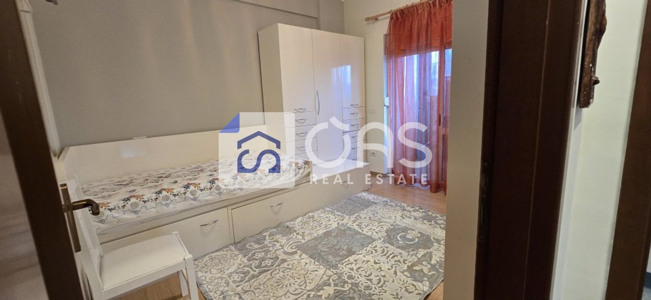 Jepet apartament me qera 2+1+2 tek Sheshi Avni Rustemi te Pazari i Ri.