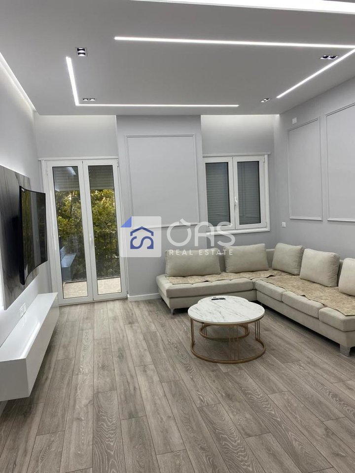 Shitet apartament 2+1  ne Vlore  Skel ( lagjen 10 Korriku) 230.000 euro