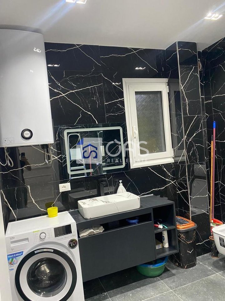 Shitet apartament 2+1  ne Vlore  Skel ( lagjen 10 Korriku) 230.000 euro