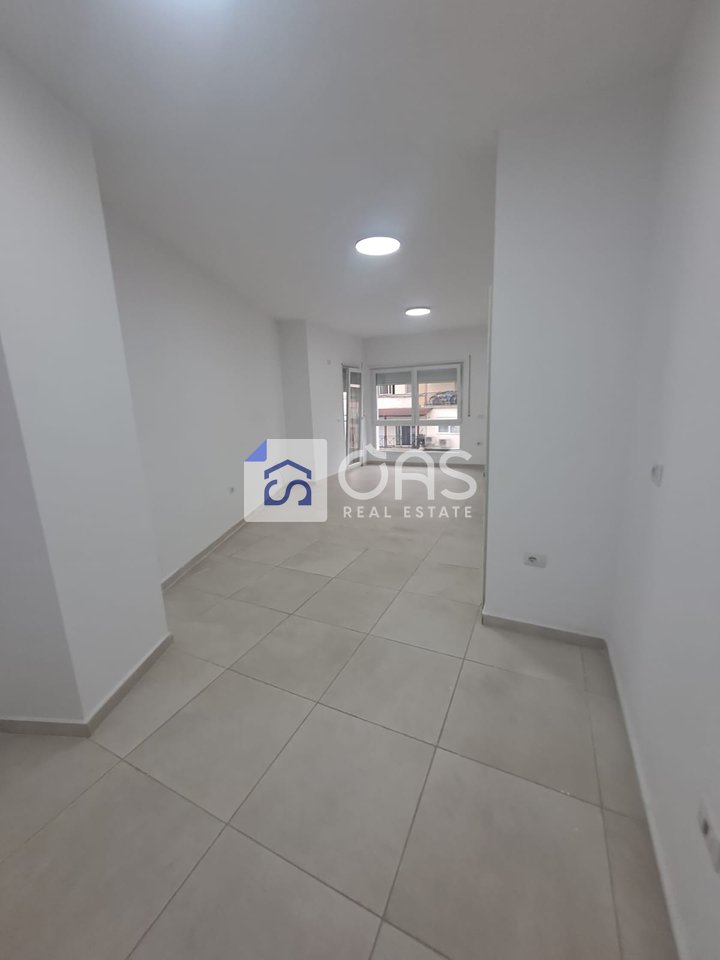 Apartament  me qera 2+1+2 Tek Rruga e Barrikadave