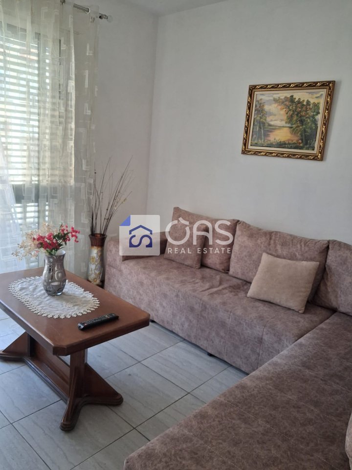 Shtëpi 2+1 Me Qira në Shkolla e Bashkuar, Tiranë - 450€ | 120 m²