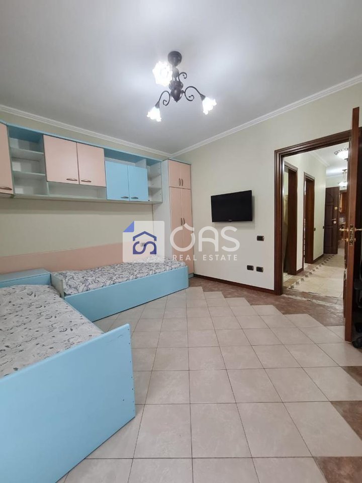 Jepet me qera Apartament 3+1+2  (Bulevardi Zogu i Parë, pranë Intesa San Paolo)