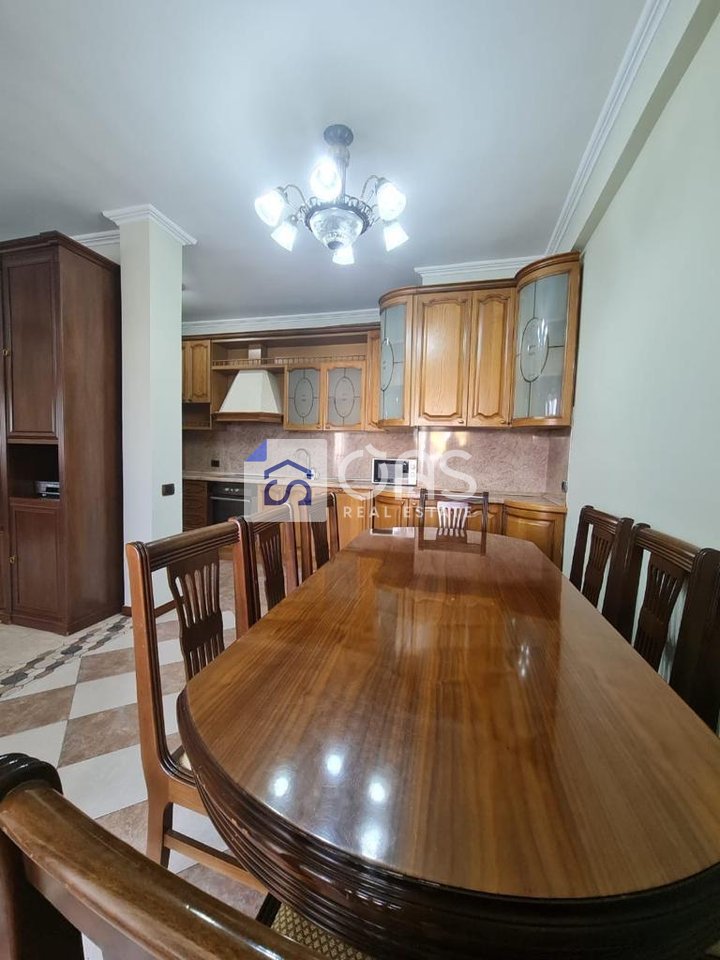 Jepet me qera Apartament 3+1+2  (Bulevardi Zogu i Parë, pranë Intesa San Paolo)