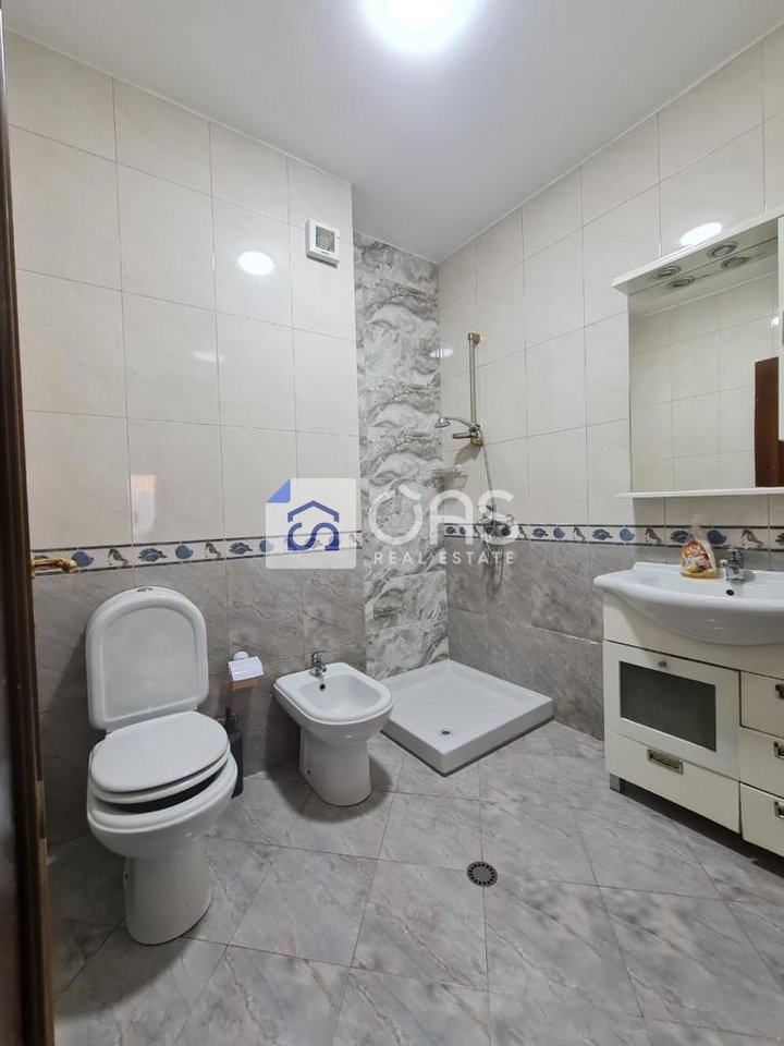 Jepet me qera Apartament 3+1+2  (Bulevardi Zogu i Parë, pranë Intesa San Paolo)