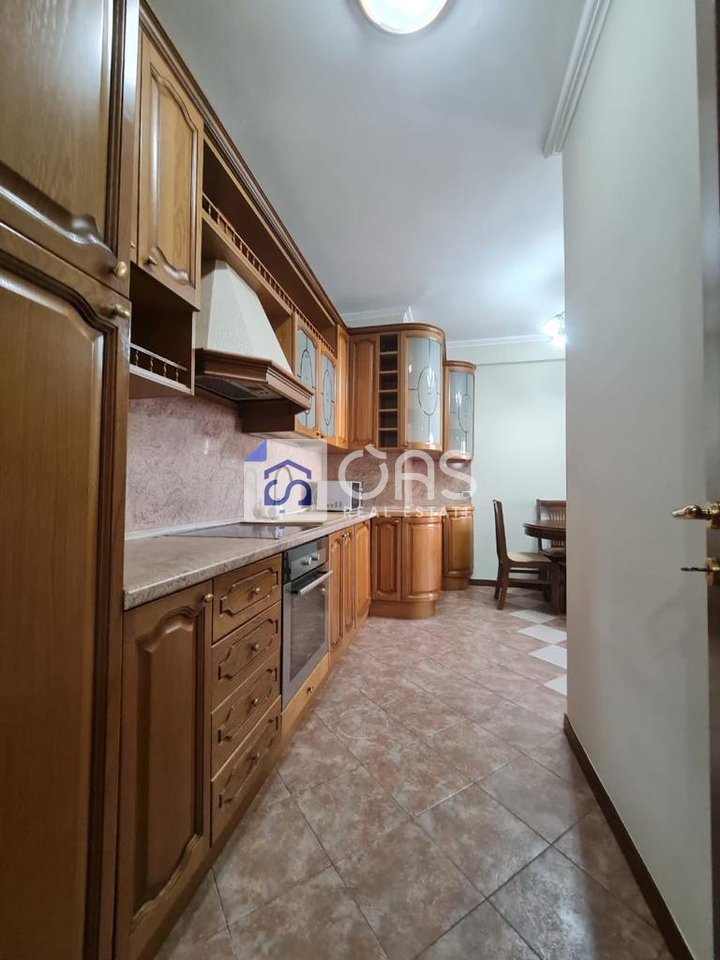 Jepet me qera Apartament 3+1+2  (Bulevardi Zogu i Parë, pranë Intesa San Paolo)