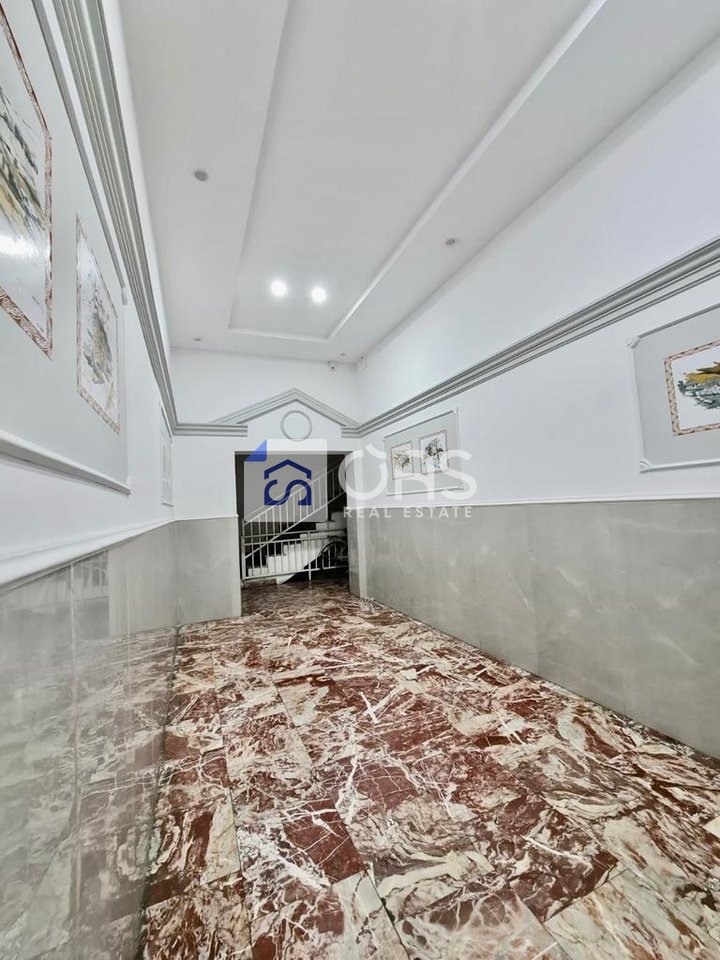 Jepet me qera Apartament 3+1+2  (Bulevardi Zogu i Parë, pranë Intesa San Paolo)