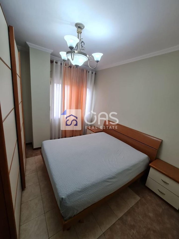 Jepet me qera Apartament 3+1+2  (Bulevardi Zogu i Parë, pranë Intesa San Paolo)