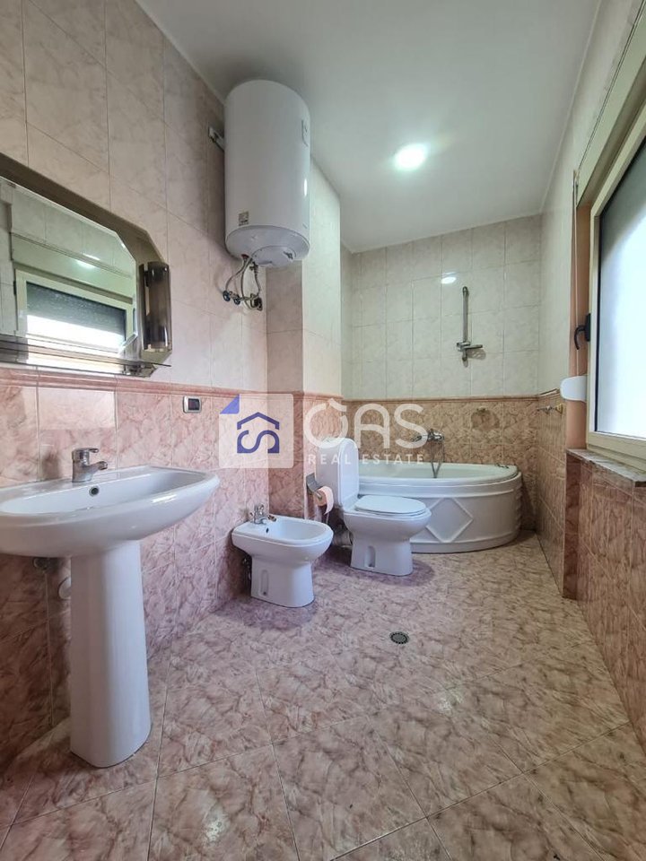 Jepet me qera Apartament 3+1+2  (Bulevardi Zogu i Parë, pranë Intesa San Paolo)