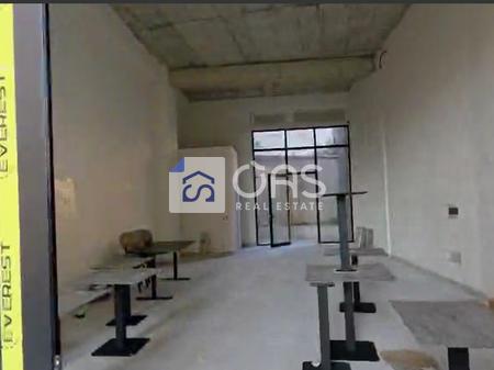 Business space for rent is offered at Pazari i Ri.