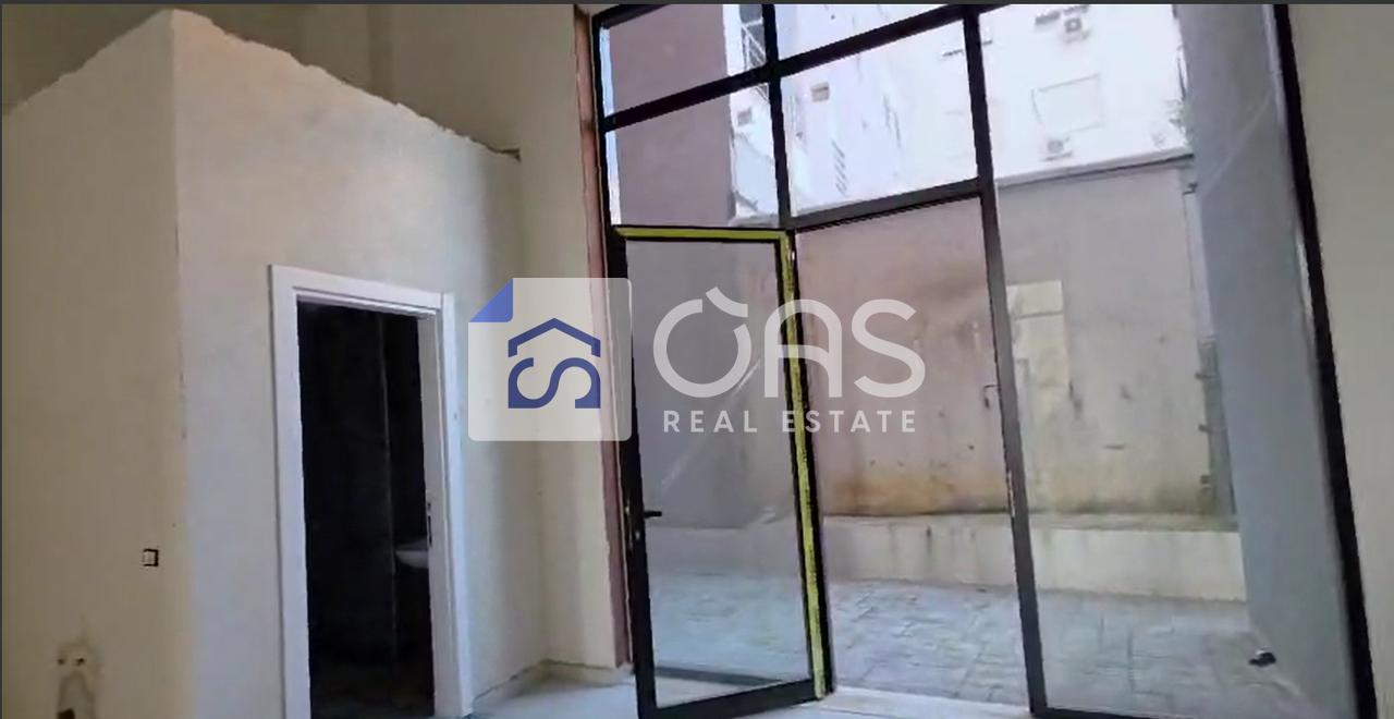 Business space for rent is offered at Pazari i Ri.