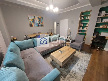 Vendesi in vendita: Villa su 3 piani vicino alla strada di Elbasan