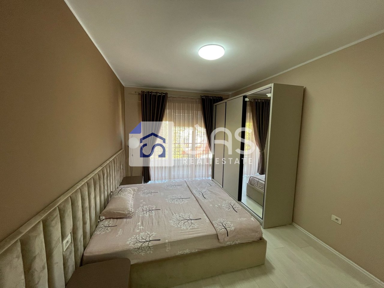 Jepet me qera Apartament 3+1+2 Ballkone + Verande tek Liqeni i Thate