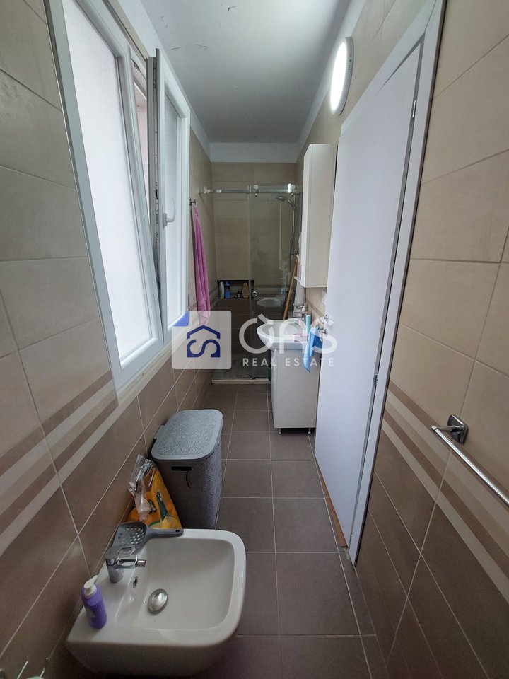 Vendesi in vendita: Villa su 3 piani vicino alla strada di Elbasan