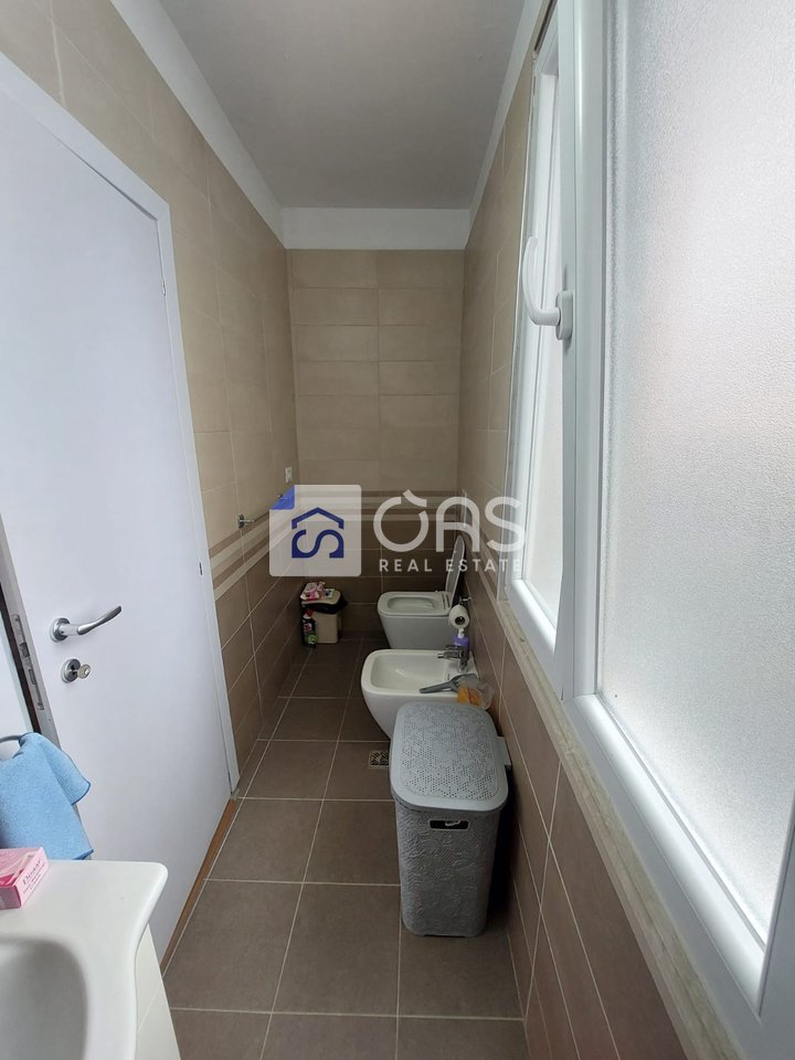 Vendesi in vendita: Villa su 3 piani vicino alla strada di Elbasan