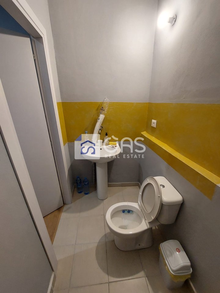 Vendesi in vendita: Villa su 3 piani vicino alla strada di Elbasan