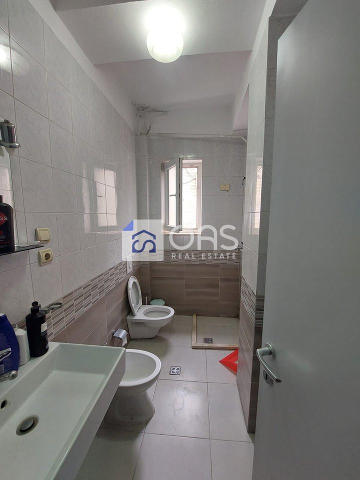 Vendesi in vendita: Villa su 3 piani vicino alla strada di Elbasan