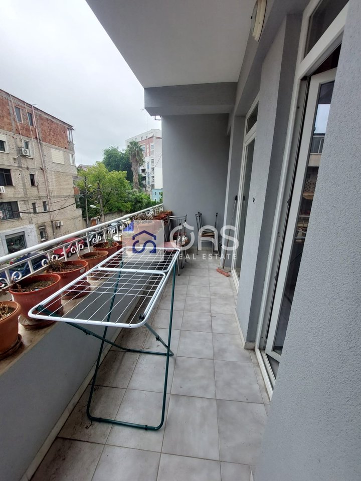 Vendesi in vendita: Villa su 3 piani vicino alla strada di Elbasan