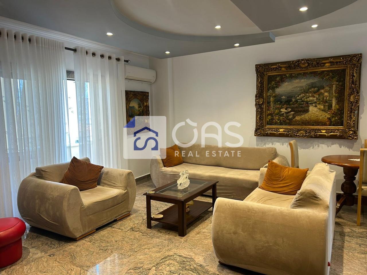 A 2+1 apartment is for rent on Zogu I Pare Boulevard (Center).