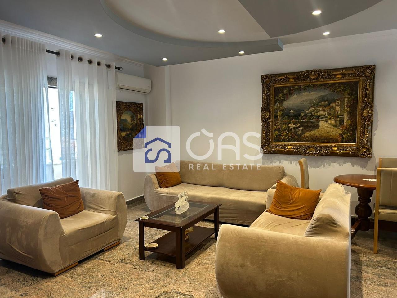 A 2+1 apartment is for rent on Zogu I Pare Boulevard (Center).