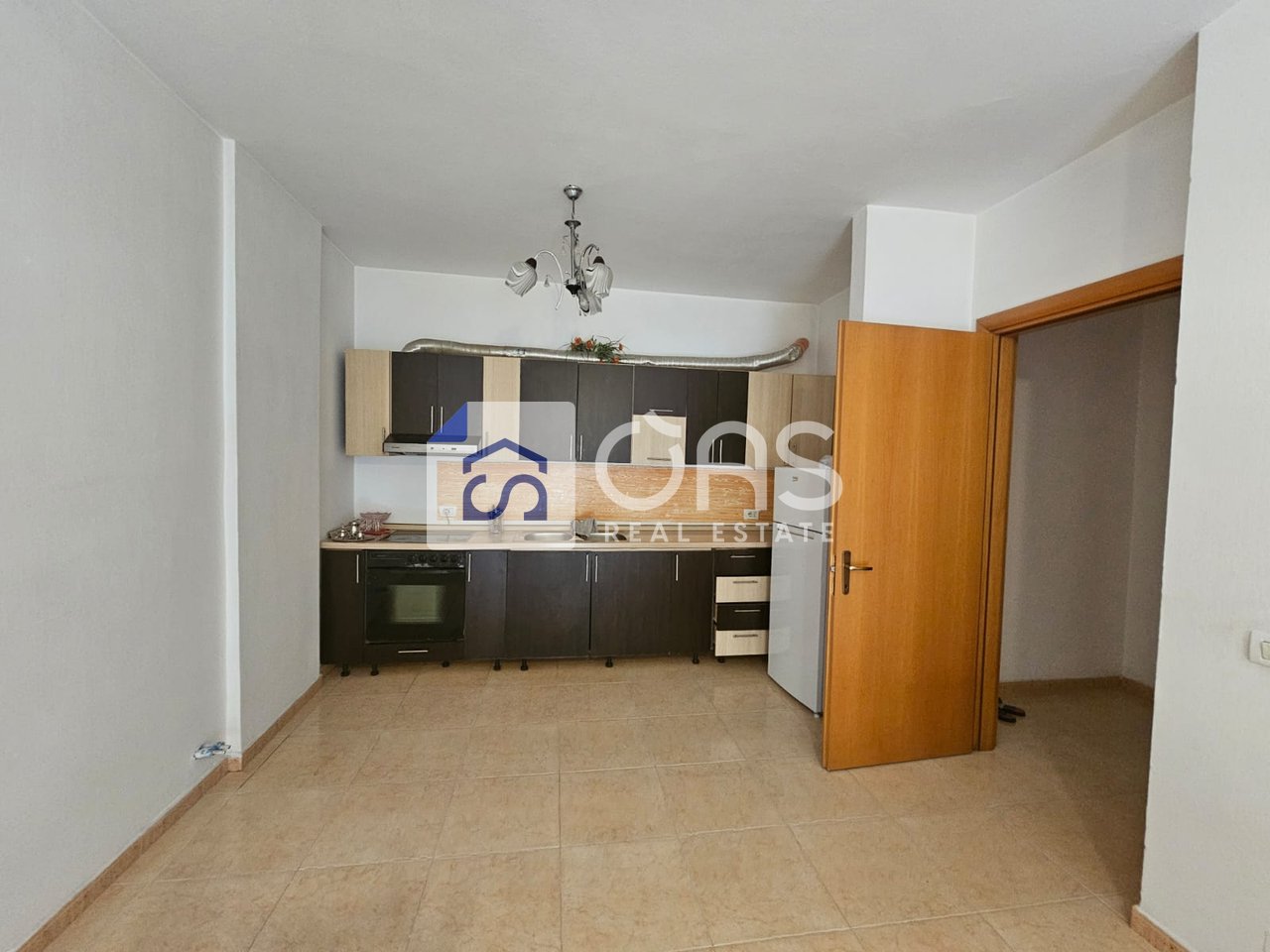 Jepet  me qera Apartament ( 2+1+Aneks+Ballkon ) Ne Astir