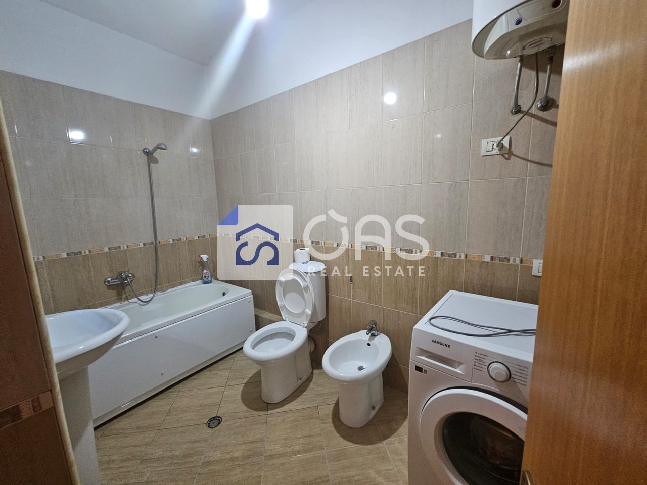 Jepet  me qera Apartament ( 2+1+Aneks+Ballkon ) Ne Astir