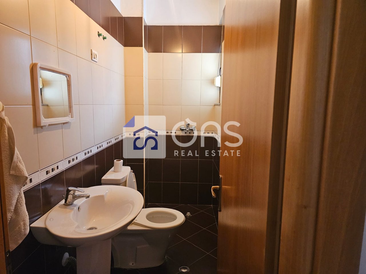 Jepet  me qera Apartament ( 2+1+Aneks+Ballkon ) Ne Astir