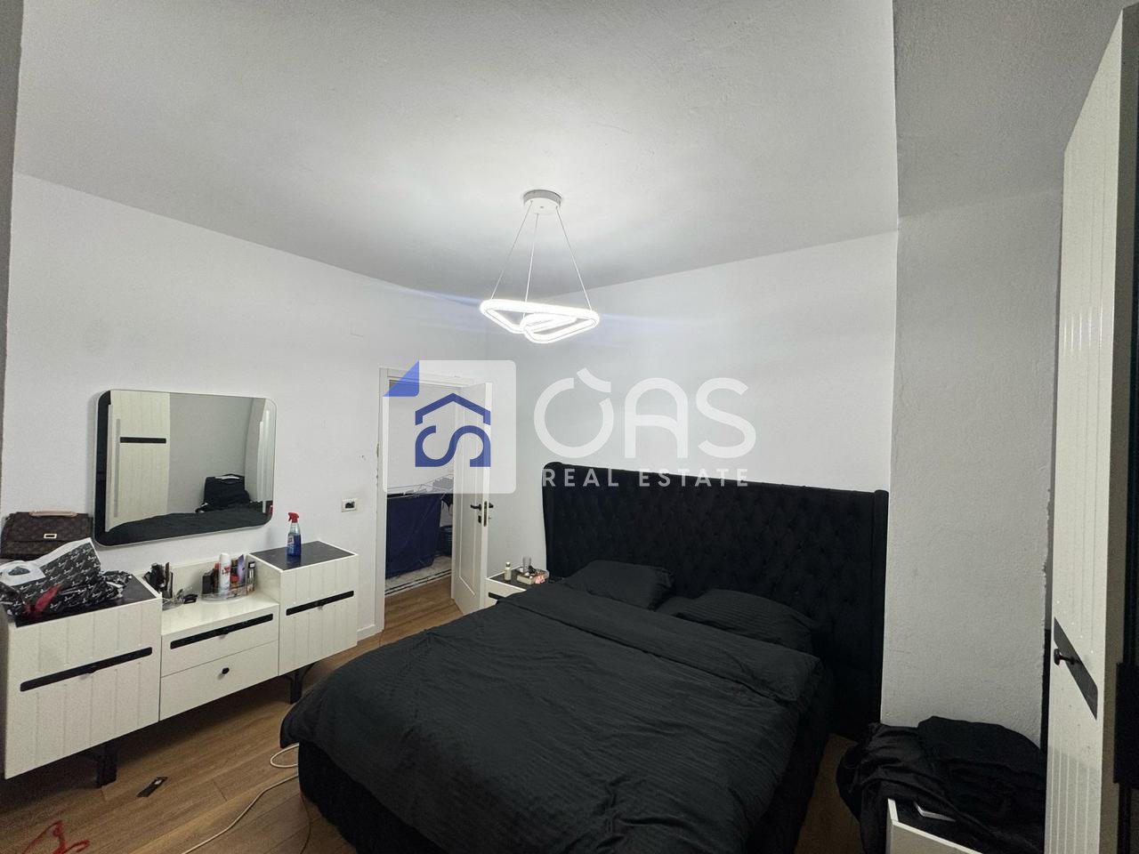 Shitet apartament 2+1 ne Porcelan.