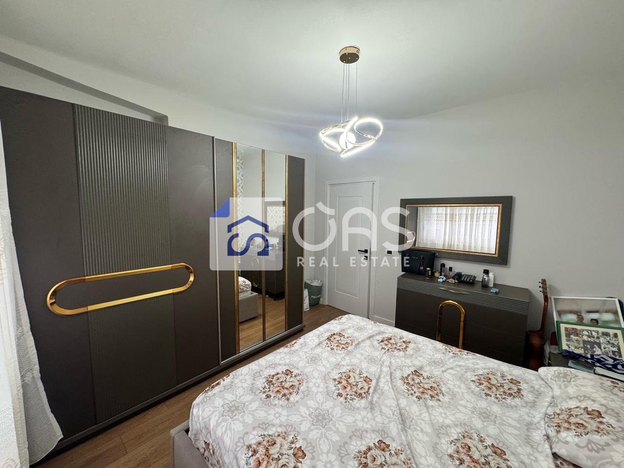 Shitet apartament 2+1 ne Porcelan.