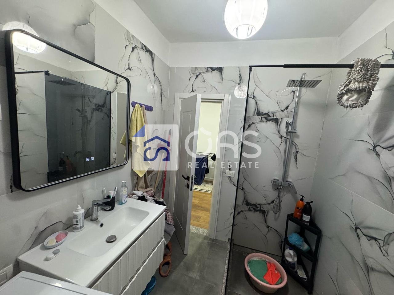Shitet apartament 2+1 ne Porcelan.
